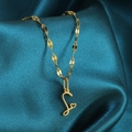 Gouden hartketting met een gepersonaliseerde letterhanger op een satijnen achtergrond - Goud-S