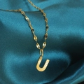 Gouden hiphop ketting met gegraveerde letter U hanger aan een fijne lippenketting - Goud-U