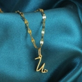 Elegante gouden ketting met letter U en hart hanger op blauwe zijden stof - Goud-U