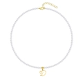 Dettaglio collana di perle 4mm con ciondolo a lettera D dorata e chiusura a moschettone - Lettera - D