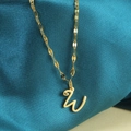 Gouden letter W ketting met cursief ontwerp en bloembladschakel op blauwe zijde - Goud-W