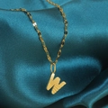 Gouden roestvrijstalen ketting met een letter W hanger en zonnestraal textuur - Goud-W