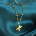 Letter X hanger ketting in 18K gouden afwerking met radiale textuur op zijde stof - Goud-X