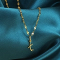 Gouden ketting met letter K hanger en klein hartje op donkerblauwe zijden stof - Goud-X