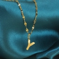 Gouden ketting met letter Y hanger en zonnestraaltextuur op donkere zijden achtergrond - Goud-Y