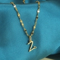 Gouden hartketting met letter Z hanger op platte geometrische ketting over blauwe zijde - Goud-Z