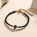 Gefacetteerde zwarte kralenarmband met gouden letter F en verstelbare karabijnsluiting - Letter - F