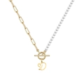 Elegante gouden paperclip ketting en parelketting met een vintage letter D hanger - Letter - D