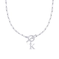 Collar de cadena de clip plateado con colgante de letra K pulida y cierre de barra OT - Letra K / Plateado