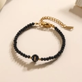 Gefacetteerde zwarte kralenarmband met gouden letter L en verstelbare karabijnsluiting - Letter - L