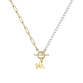 Gouden paperclip ketting en parels met hanger letter M en OT-sluiting voor dames - Letter - M