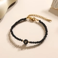Kristallen kralenarmband met zwarte facetkralen en een gouden letter P bedeltje - Letter - P
