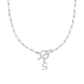 Collar de cadena de clip plateado con cierre de barra y un colgante pulido de la letra S - Letra S / Plateado