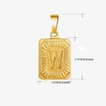 Détail du pendentif carré doré avec gravure W et mesure de hauteur de 2,3 cm - Or - W