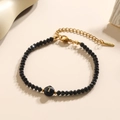 Kralenarmband met zwarte kristallen en goudkleurige beginletter T hanger - Letter - T