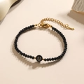 Kralenarmband met gouden letter U bedeltje en zwarte gefacetteerde kristallen kralen - Letter - U