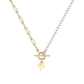 Minimalistische asymmetrische halsketting met gouden ketting en witte parels en V-hanger - Letter - V