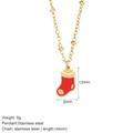 Goldene Edelstahlhalskette mit einem festlichen roten Emaille-Weihnachtsstrumpf-Anhänger - Socken Halskette (G12)