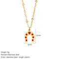 Goldene Hufeisen-Halskette aus Edelstahl mit rotem Herz-Detail und feiner Kugelkette - Hufeisen Halskette (G15)
