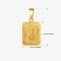 Pendentif rectangulaire en acier doré avec lettre J gaufrée et dimensions indiquées - Or - J