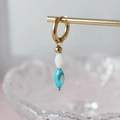 Pendientes de aro dorados con elegantes cuentas de concha en color azul pavo real y blanco - Cuenta de Color Mixto (Pieza Única)