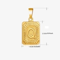 Pendentif carré doré poli avec lettre Q en relief et texture radiante, hauteur 2,3 cm - Or - Q