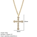 Dettaglio del ciondolo a croce dorata con zirconi e catena di 50cm in acciaio inossidabile - Stile Grande Croce Cluster Pavé (NK019goldAC23025G3)