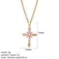 Dettaglio del ciondolo a croce dorata con zirconi rosa su catena in acciaio inossidabile - Stile Croce in Zircone a Goccia Rosa (NK019goldAC23049G7)