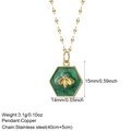 Détail du pendentif abeille de 14x15mm avec sa chaîne serpent dorée de 45cm de long - Abeille Verte (NK008G2AC23006G14)