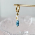 Pendientes de aro dorados con textura de mármol azul y colgantes de cuentas ovales - Cuenta Blanca y Azul (Pieza Única)