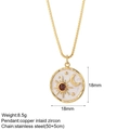Detalle del colgante celestial dorado de 18mm con circón rojo y cadena de acero inoxidable - Estilo Moneda Relieve Sol Luna (NK008G4AC210349G21)