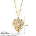 Detalle del collar con colgante de corazón dorado con tamaño 31mm y textura de circón - Estilo Corazón Hueco Vintage (NK008G3AC220111G8)