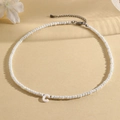 Elegante witte kralenketting met een letter C hanger en verstelbare zilveren sluiting - C (SHNK2434)