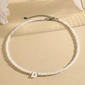 Witte gefacetteerde kralenketting met letter D-hanger en zilveren verlengketting - D (SHNK2434)