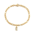 Detail van gouden Figaro kettingarmband met een fonkelende met kristallen bezette letter E-hanger - Figaro Armband E