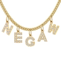 Goldene Edelstahlkette mit NEGAW Buchstaben-Anhängern und funkelnden Zirkonia-Steinen - Buchstaben Anhänger Halskette
