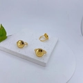 Detail van drie 18k vergulde smiley ringen met witte zirkonia's op een steen - Zilveren Micro-Ingelegde Lachende Stijl (#5)