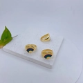 Detailopname van drie 18k vergulde open ringen met kleurrijke regenboogharten ontwerpen - Hart Regenboog Open Ring Stijl (#6)
