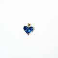 Detalle de colgante de corazón con gema azul oscuro y engaste de garras doradas - Azul Oscuro (#2)