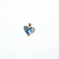 Detalle de colgante de corazón de cristal azul facetado con engaste de garras - Azul Claro (#4)
