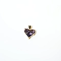 Détail d'un pendentif en forme de cœur en zircon violet et laiton plaqué or brillant - Violet (#5)