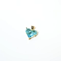Gros plan d'un pendentif cœur doré orné de deux zircons bleus en forme de poire - Bleu Clair (#8)