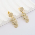 Detailansicht der goldenen Seepferdchen-Ohrringe mit glitzerndem Zirkonia-Besatz - Seepferdchen Pavé-Zirkonia-Stil (#6)