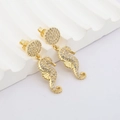 Detailaufnahme goldener Seepferdchen-Ohrringe mit funkelnden weißen Zirkonia-Steinen - Lebendiger Seepferdchen-Anhänger-Stil (#11)