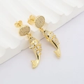 Detail der vergoldeten Koi-Fisch-Ohrhänger mit funkelnden Zirkonkristallen im Pavé-Schliff - Koi Pavé-Strass-Stil (#13)