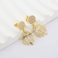 Makroaufnahme von Seepferdchen-Ohrringen aus Gold mit Zirkonia auf weißem Sockel - Meeres-Tentakel-Form-Stil (#14)