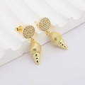 Detail von goldenen Muschelohrringen mit Strasssteinen auf weißem Displayständer - Netz-Schneckengehäuse-Stil (#15)