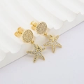 Detailaufnahme der Seestern-Ohrringe aus Gold mit Zirkonia auf weißem Steinhintergrund - Sommer-Seestern Pavé-Stil (#18)