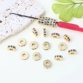 Dettaglio ravvicinato di un distanziatore placcato oro 14k con zirconi blu micro-incastonati - 8mm / Oro/Zirconia Blu