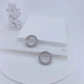 Makroaufnahme von versilberten Kupferohrringen mit Zirkoniasteinen auf Steinständer - Silber Rund (24x24mm)